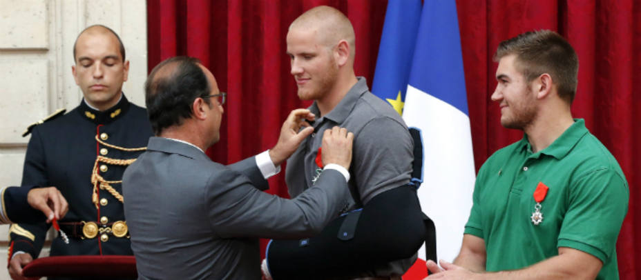 François Hollande condecorando a los héroes. Reuters