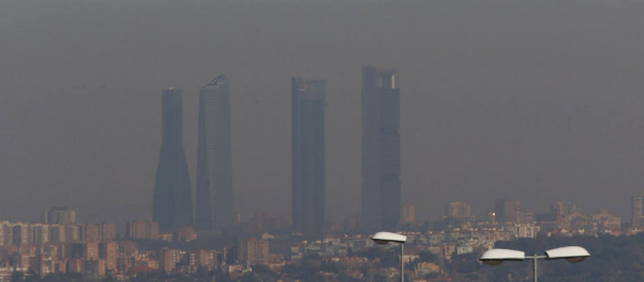 La cuatro torres de Madrid y la boina de contaminación. EFE