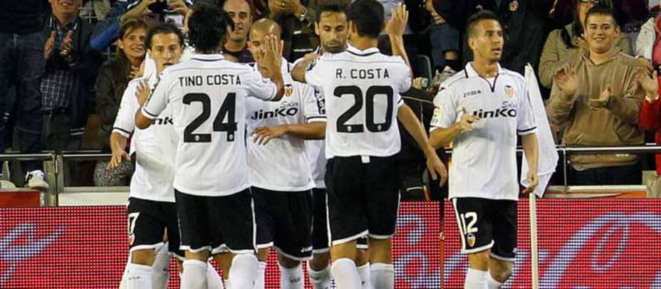 Los jugadores del Valencia celebran un gol (EFE)