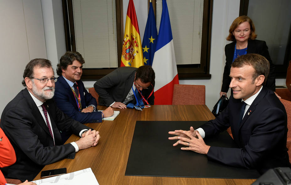 Mariano Rajoy y Emmanuel Macron durante la reunión mantenida este jueves en Bruselas. REUTERS