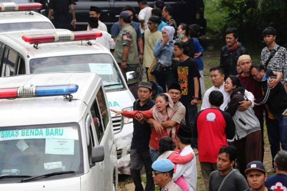 Al menos 27 muertos y 16 heridos en un accidente de autobús en Indonesia