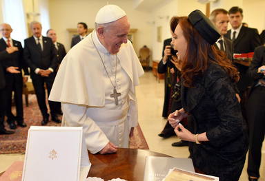 El Papa Francisco y la presidenta de Argentina, Cristina Fernández de Kirchner, intercambian regalos durante una audiencia privada. EFE