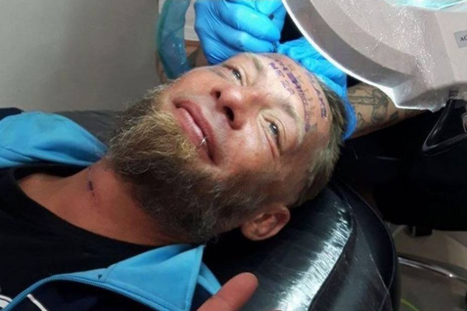 Unos ingleses pagan a un vagabundo en Benidorm para tatuarse el nombre de uno de ellos en la frente