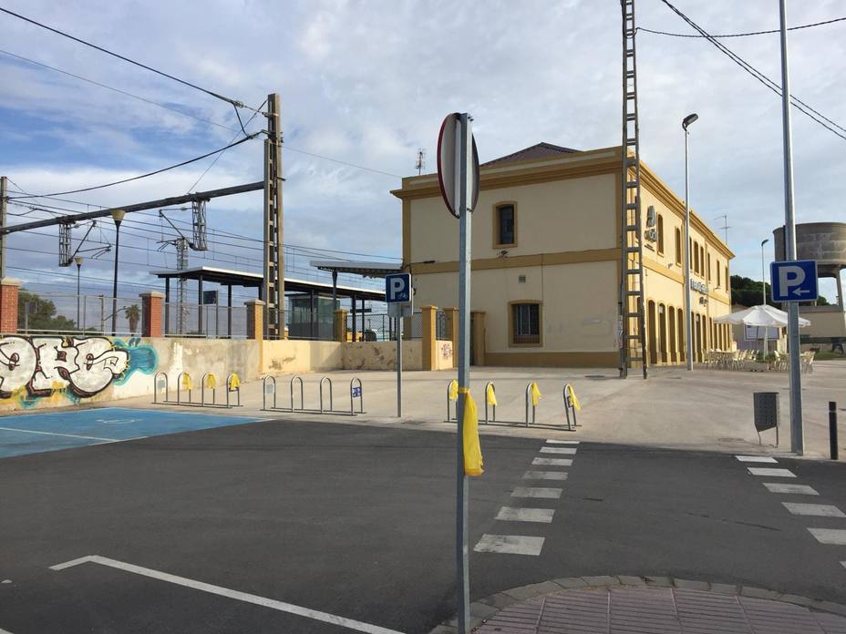 Lazos amarillos en la estación de tren de Benicarló