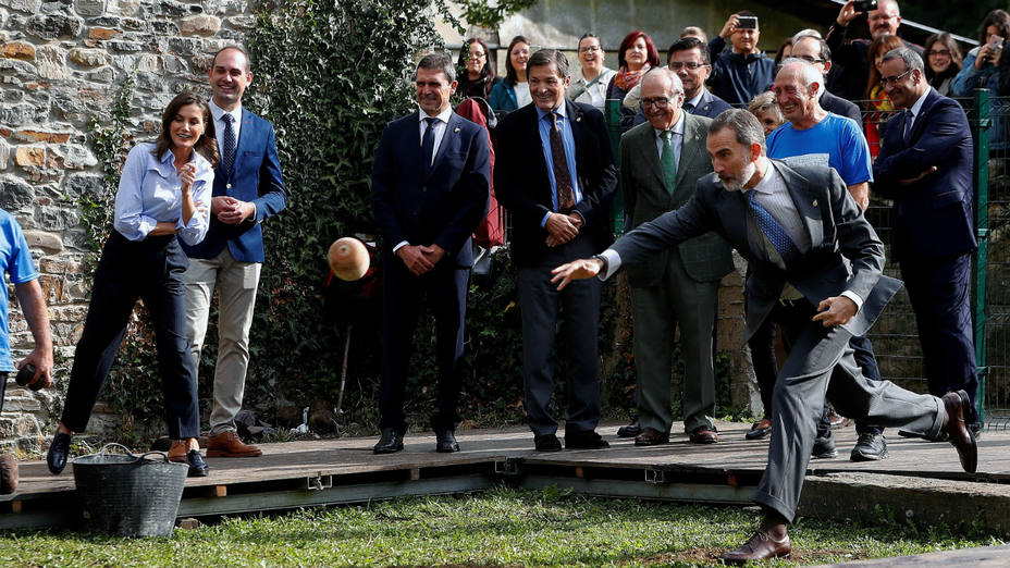 El rey Felipe VI participa en un lanzamiento del bolo vaqueiro en Moal (Asturias)