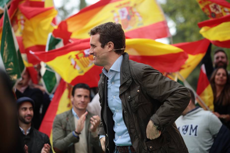 Casado ve una felonía que Pedro Sánchez se venda al independentismo en Cataluña para resistir en el banco azul