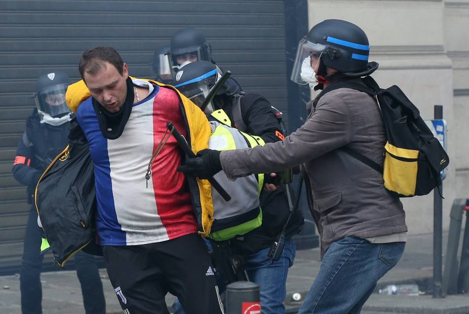 French police intervene in Yellow Vests protest in Paris