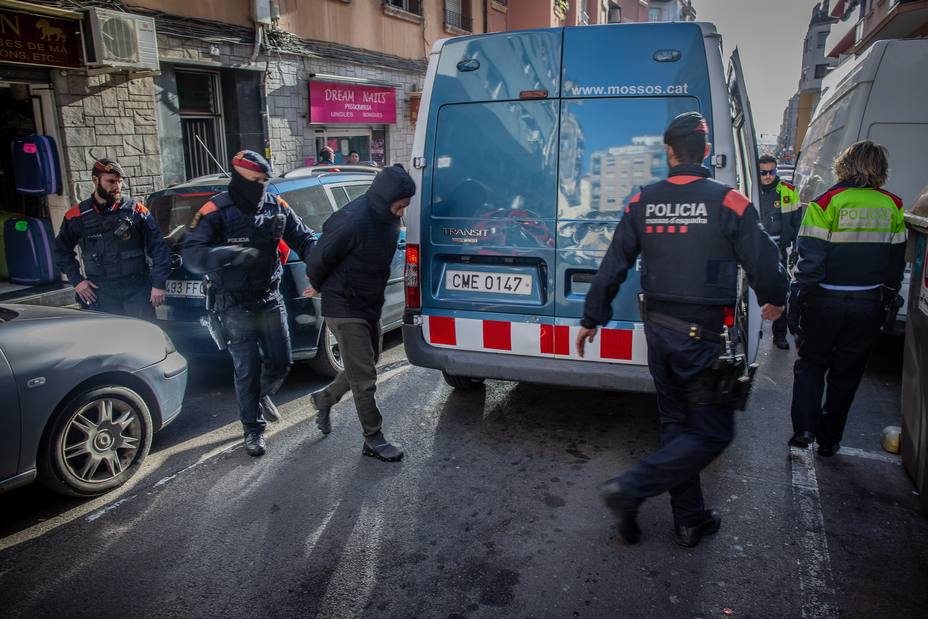 Una treintena de detenidos en el macrooperativo de Mossos contra el narcotráfico en Barcelona y cercanías