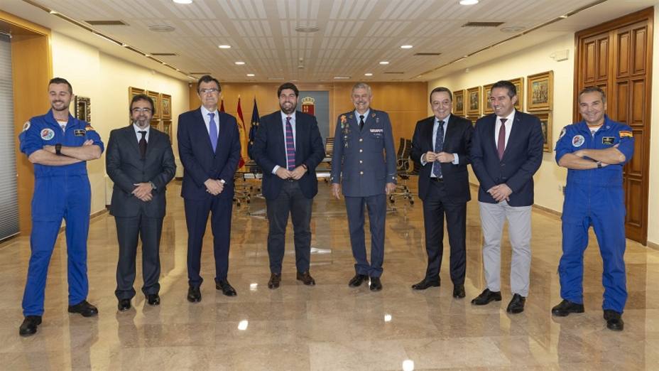 Paracaidistas de la Base de Alcantarilla desplegarán en vuelo la bandera de España más grande del país