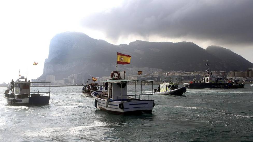 Un buque de la Armada española expulsa a barcos comerciales británicos de las aguas de Gibraltar