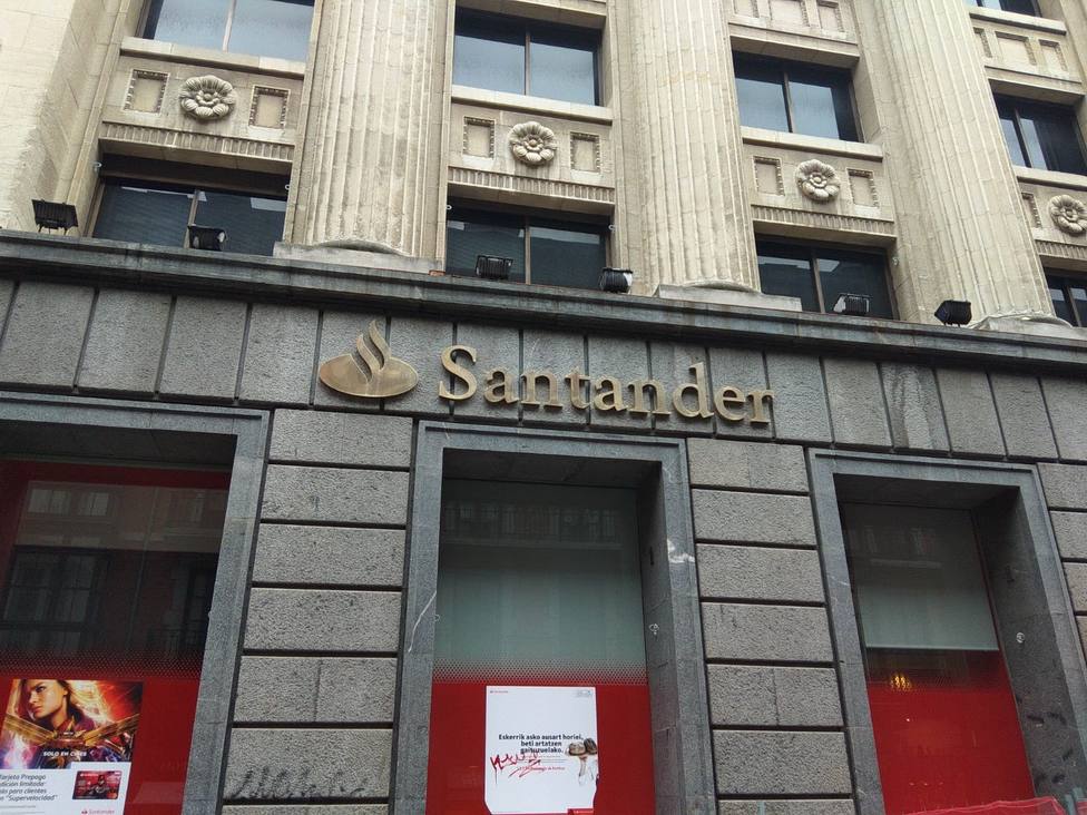 (Ampl.) Santander firma con los sindicatos el ERE a 3.223 trabajadores
