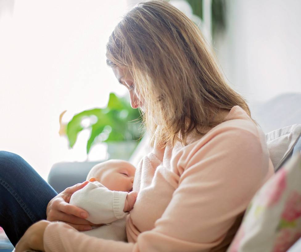 Más de la mitad de las madres deja de dar el pecho debido a la falta de apoyo y asesoramiento