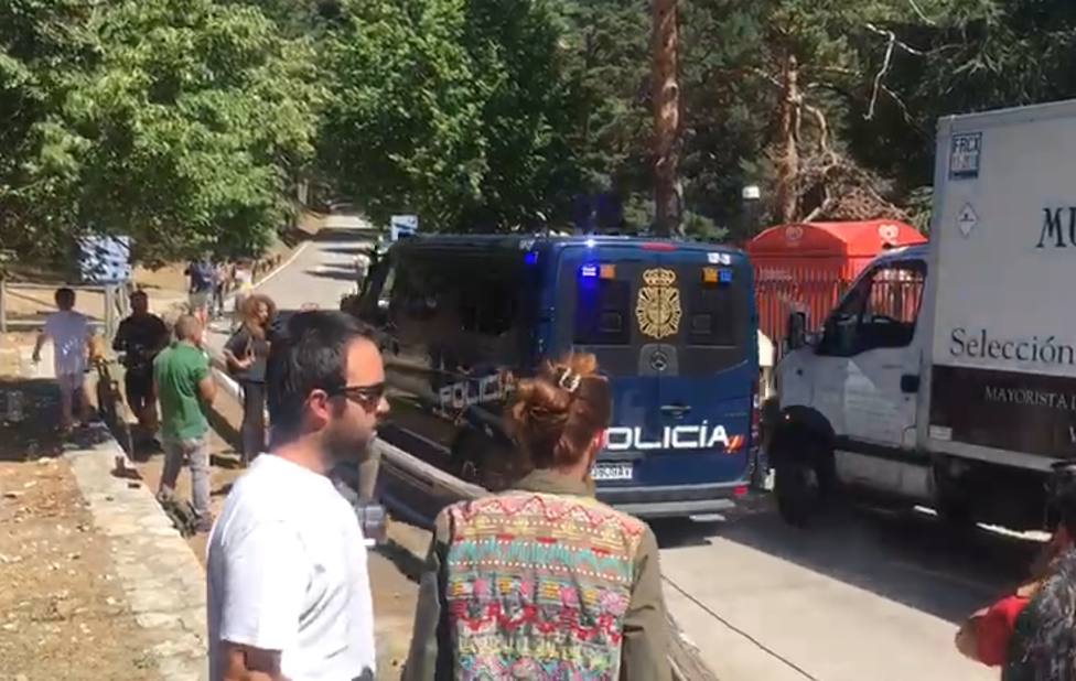 Un furgón policial sale camino de La Peñota donde se ha encontrado el cuerpo de Blanca