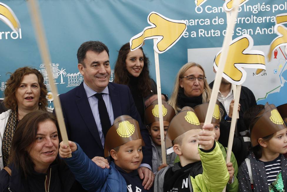 Román Rodríguez, Maite Deus y otros representantes políticos rodeados de niños en el Puerto de Ferrol