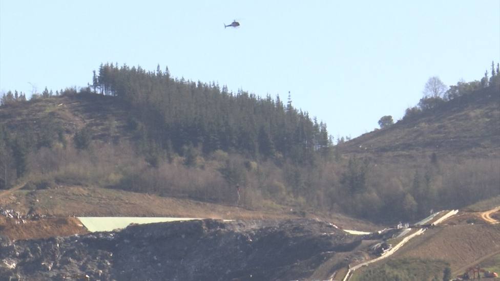 El Gobierno vasco combate con un helicóptero la posible reignición del vertedero