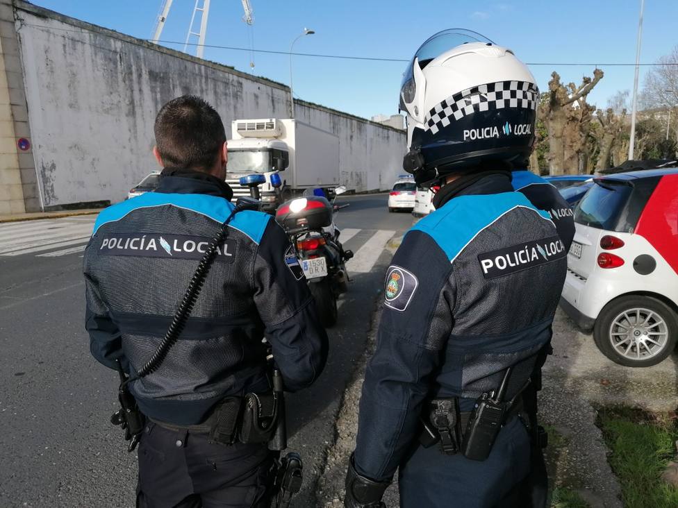 Foto de archivo de dos motoristas de la Policía Local de Ferrol