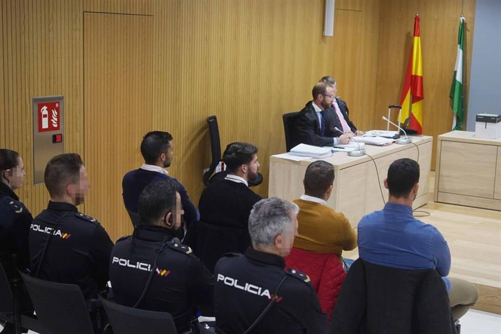 Los miembros de La Manada en la sala de la Audiencia de Córdoba durante el juicio acusados de abusar de una ch