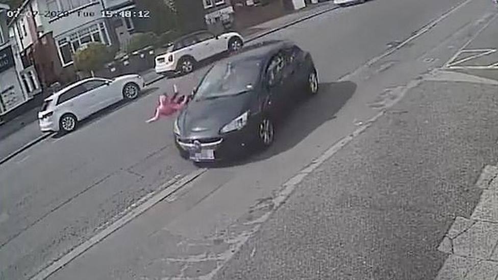 Una niña de 11 años es arrollada por un coche al cruzar la calle sin mirar