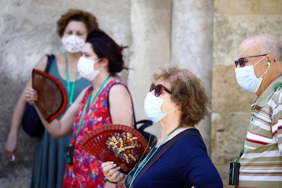 Gente paseando por Córdoba con sus mascarillas