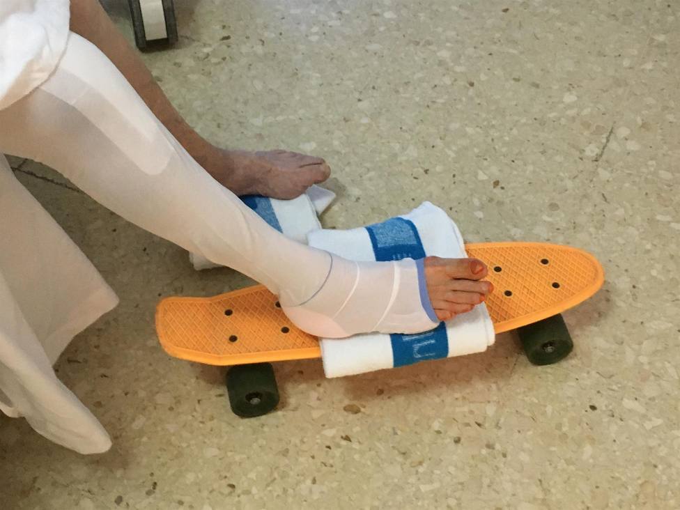 El Hospital de Bellvitge trata a los pacientes con prótesis de rodilla con un monopatín