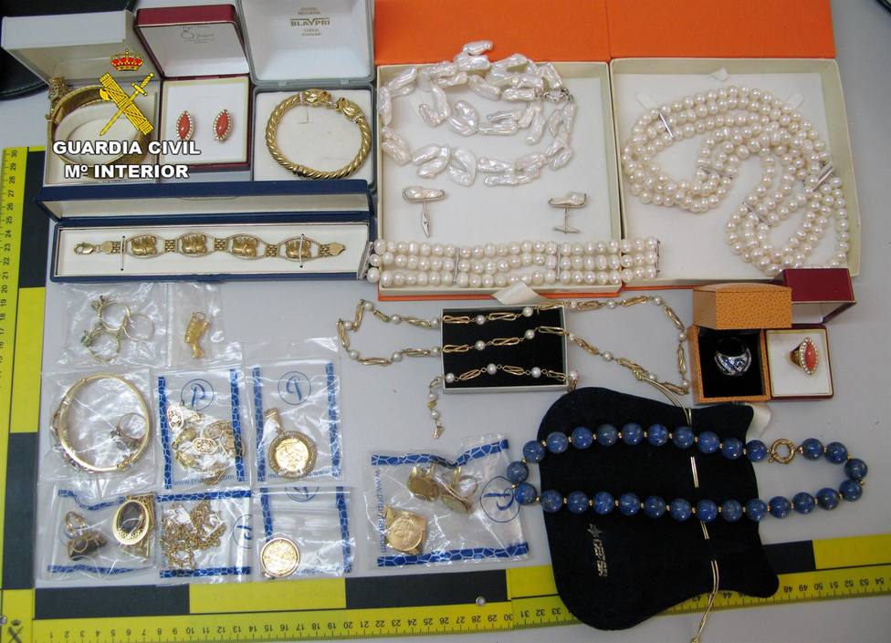 La Guardia Civil desmantela en Águilas un grupo criminal dedicado a la venta de joyas robadas
