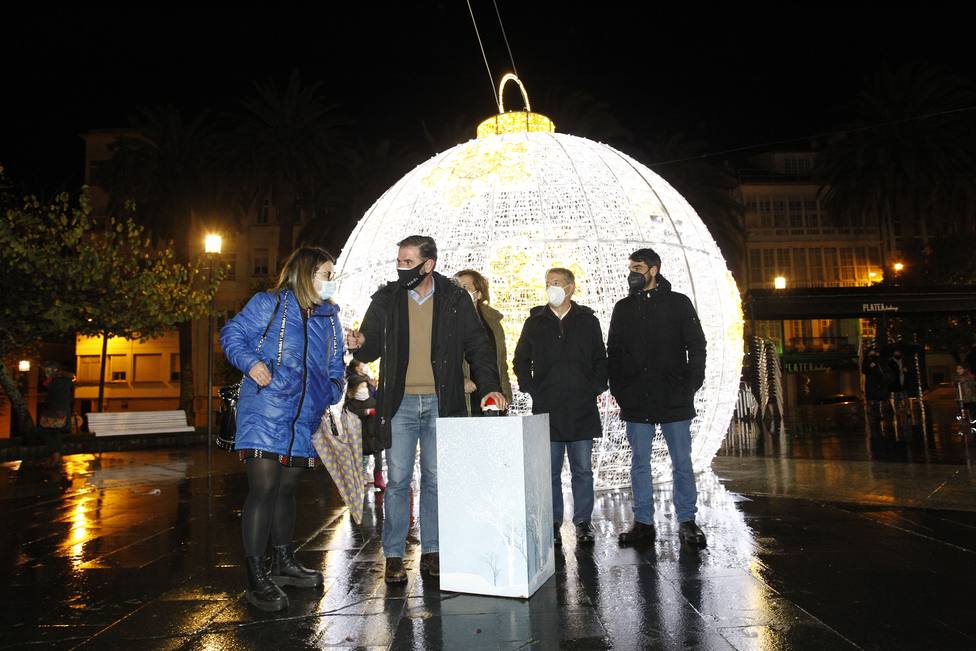 Ángel Mato y miembros de la corporación municipal encendieron la Navidad en Amboage. FOTO: Concello Ferrol