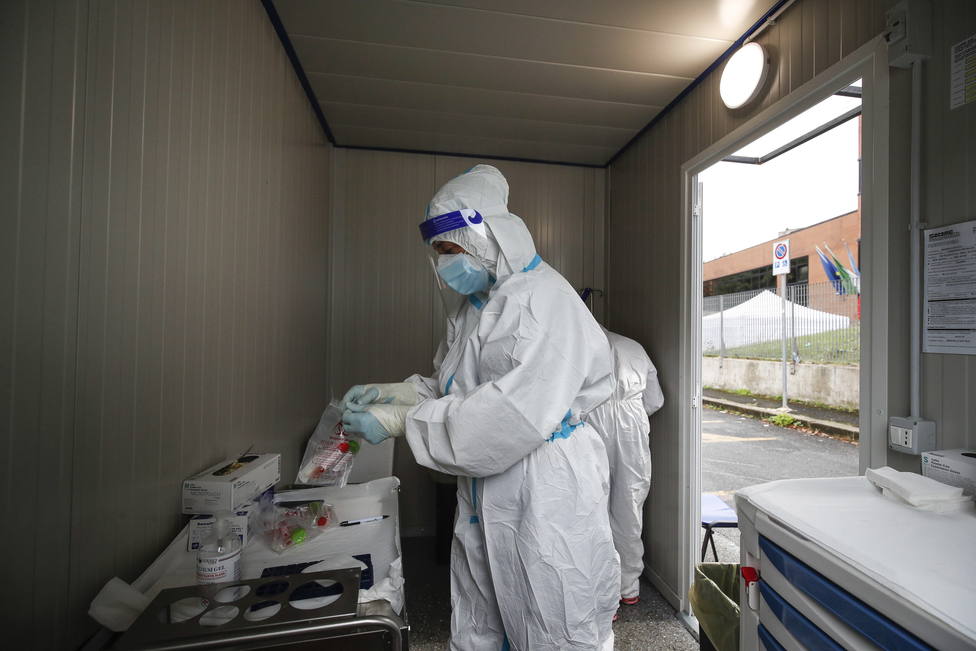 Foto de archivo de un sanitario preparándose para hacer pruebas PCR - FOTO: Europa Press / Giuseppe Lami