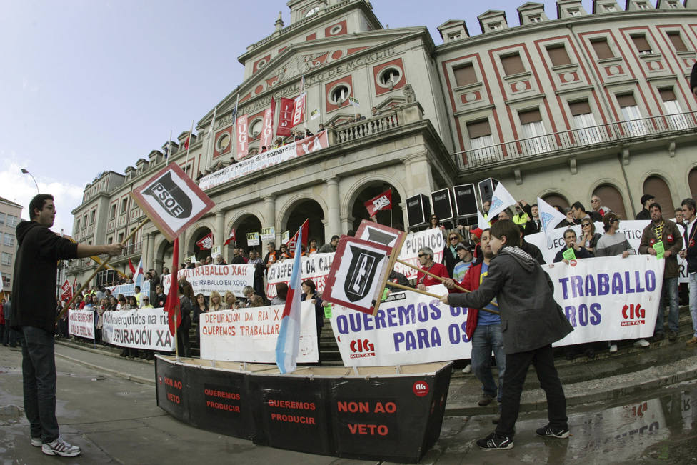 Foto de archivo de una movilización de 2011 ante el Ayuntamiento de Ferrol - FOTO: EFE / Kiko Delgado