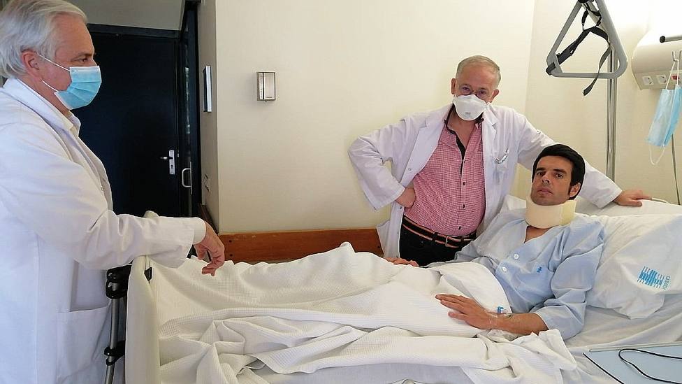 Emilio de Justo junto a los doctores que le están tratando en el Hospital Asepeyo de Coslada (Madrid)