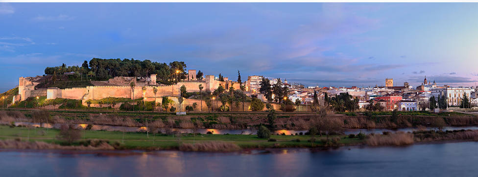 Imagen de Badajoz, su Alcazaba y el río Guadiana
