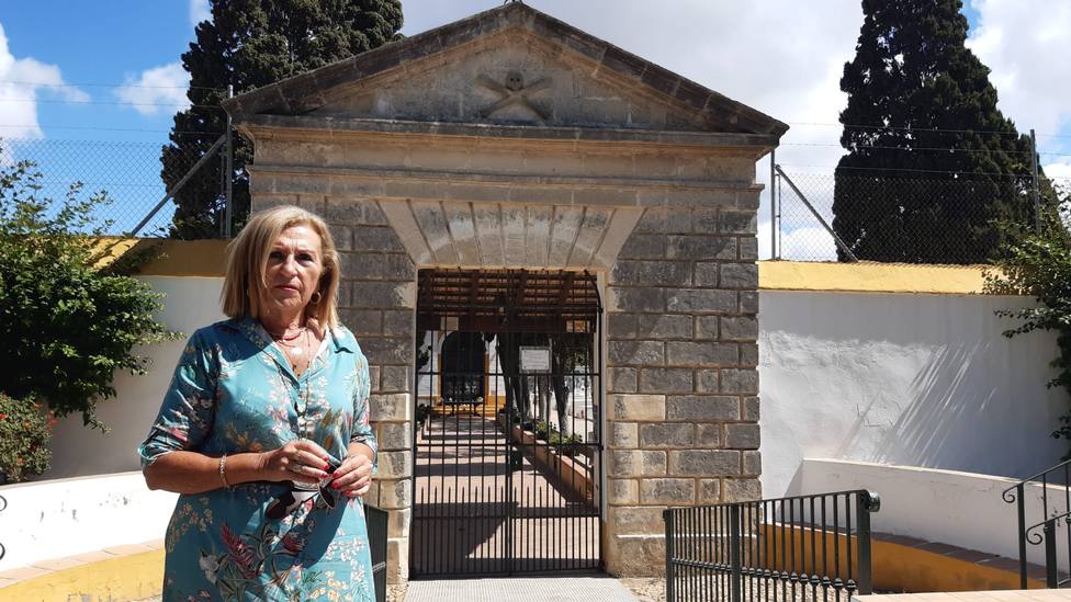 La concejala del Ayuntamiento de El Puerto de Santa María, Carmen Lara, a las puertas del Cementerio