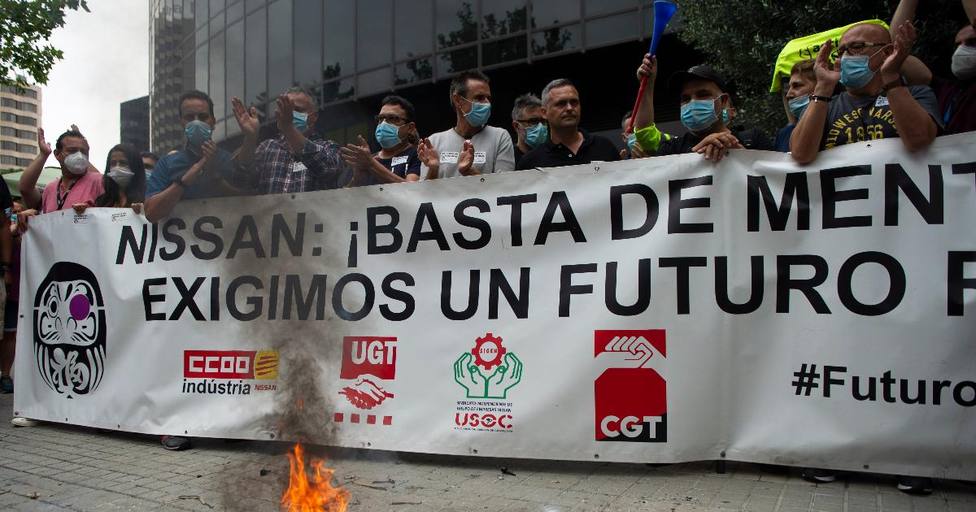 Un millar de trabajadores de Nissan se manifiestan en la Zona Franca de Barcelona