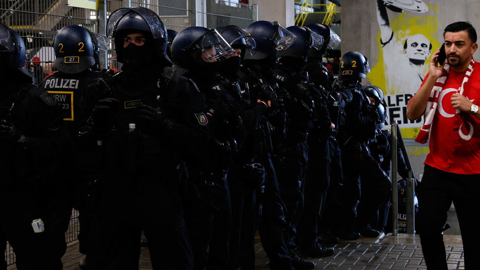 Agentes antidisturbios durante la Eurocopa de Alemania. EFE