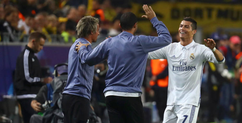 Cristiano celebra su gol con Pepe y Coentrao (Reuters)