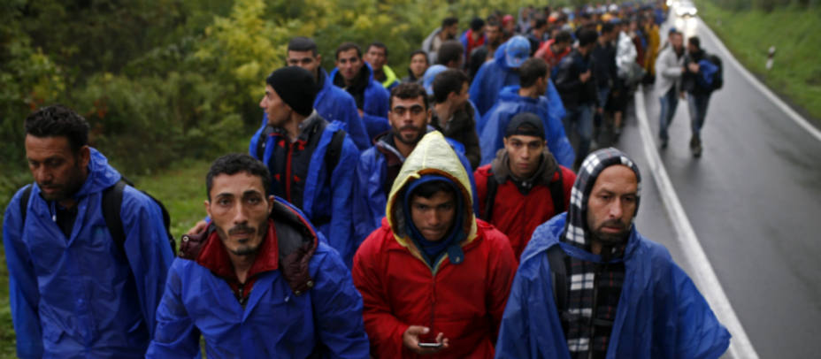 Refugiados caminan por la frontera entre Croacia y Serbia. Reuters