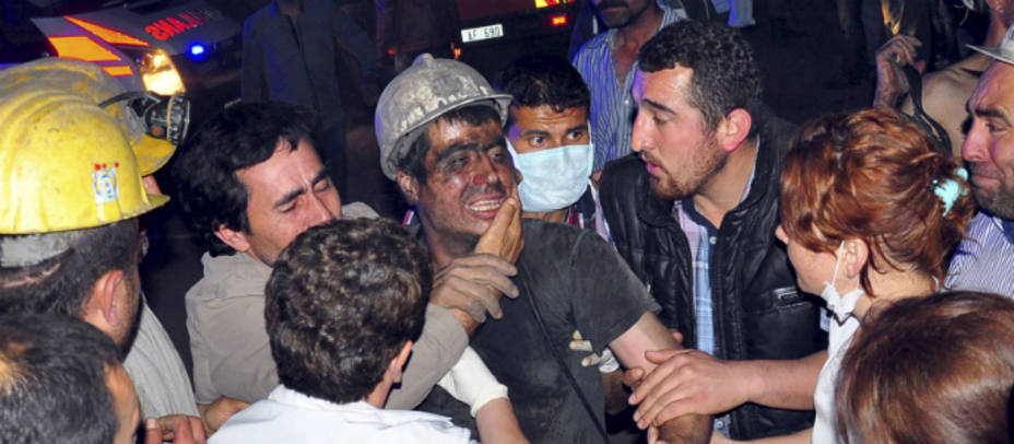 Uno de los mineros rescatados en Turquía. REUTERS