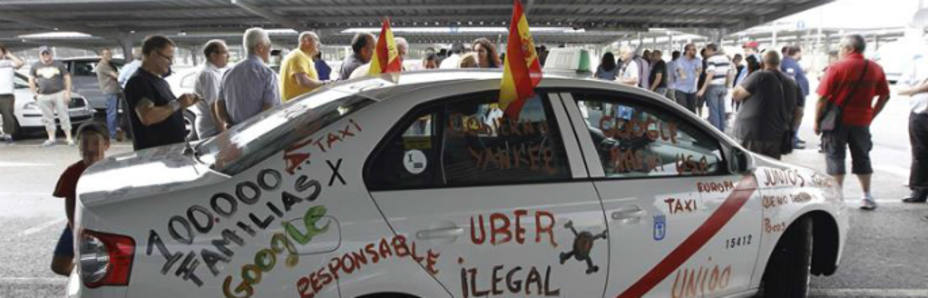 Uno de los taxis pintados en señal de protesta (EFE)