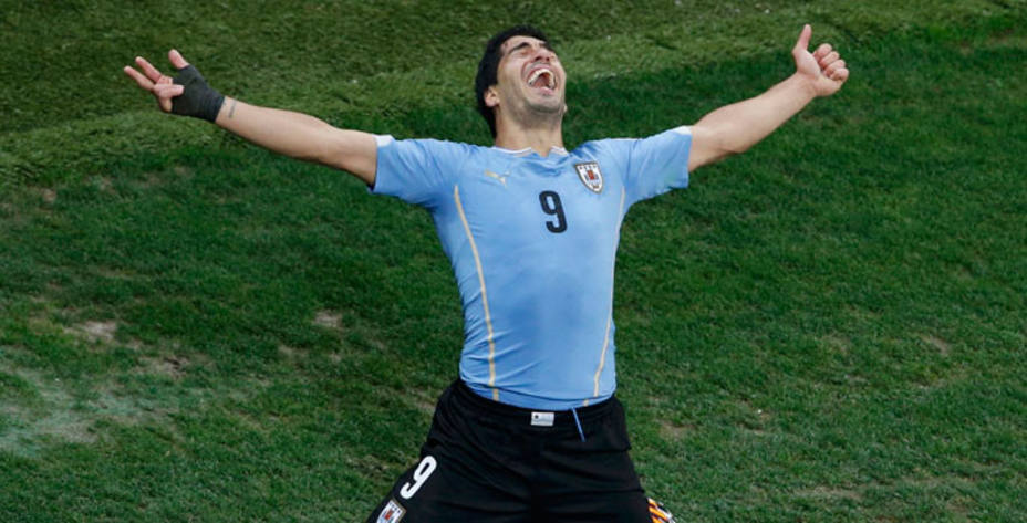 Luis Suárez fue el héroe de Uruguay con su doblete. Reuters.