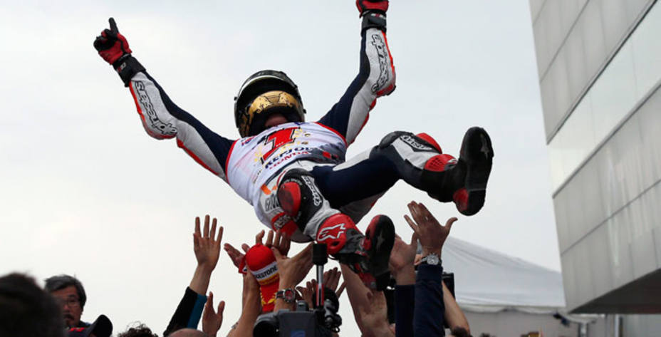 Los miembros del equipo Repsol Honda mantean a Márquez tras su éxito. Reuters.