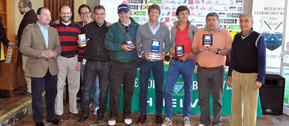 Foto de familia de los participantes en el I Trofeo Taurogolf. ARIZMENDI