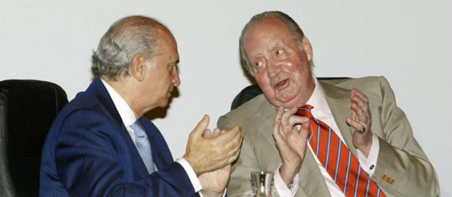 El Rey Juan Carlos con el ministro del Interior, Jorge Fernández Díaz. EFE