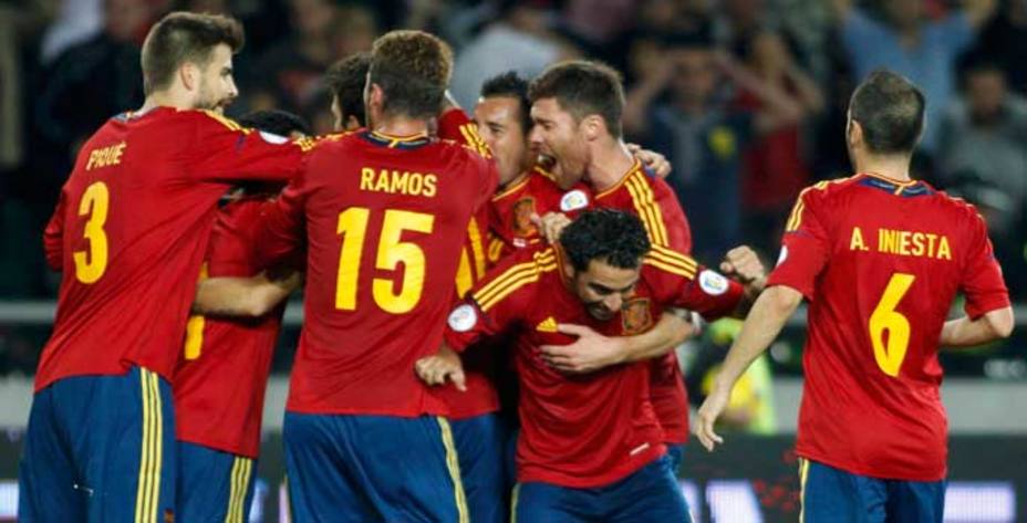 La selección española celebrando un gol (Reuters)