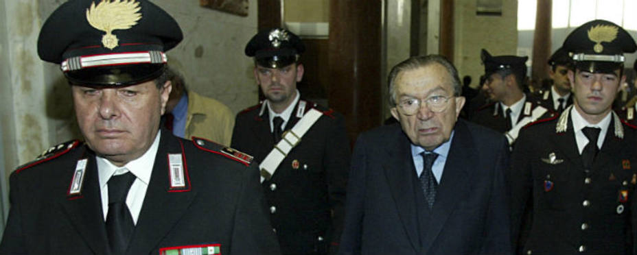 Giulio Andreotti custodiado por carabinieri. REUTERS