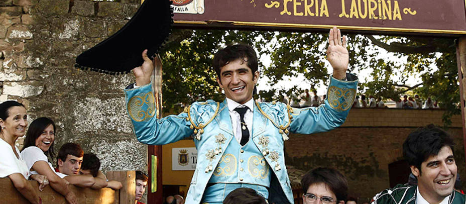 Joselito Adame en su salida a hombros este jueves en Tafalla (Navarra). EFE