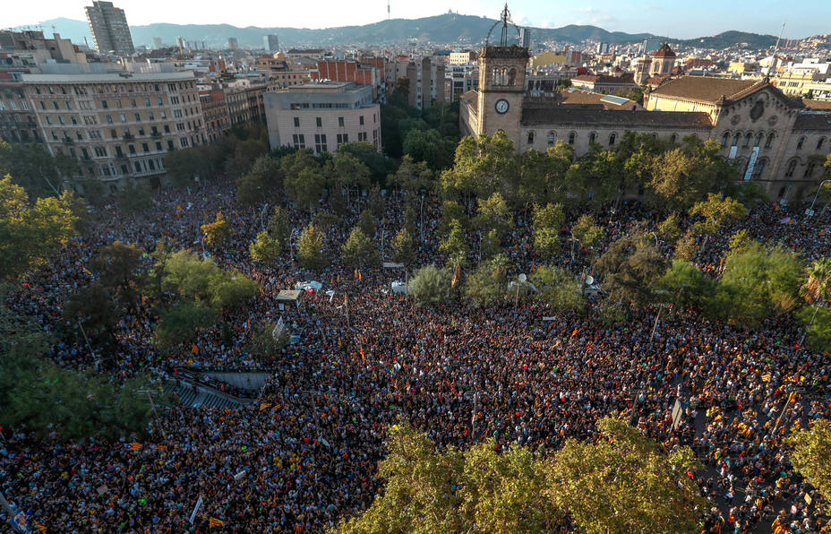 El centro de Barcelona lleno de manifestantes contra la actuación policial el 1-O
