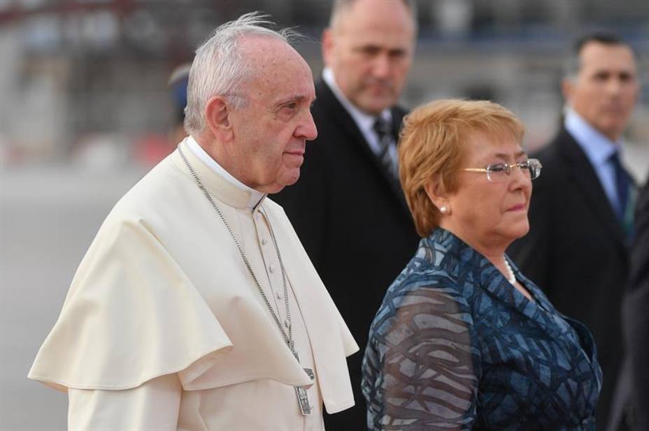 El Papa Francisco ha sido recibido por la presidenta saliente de Chile, Michelle Bachelet