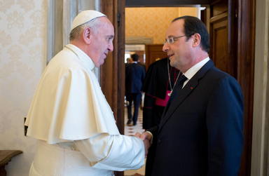 El Papa Francisco recibe al presidente francés François Hollande. EFE