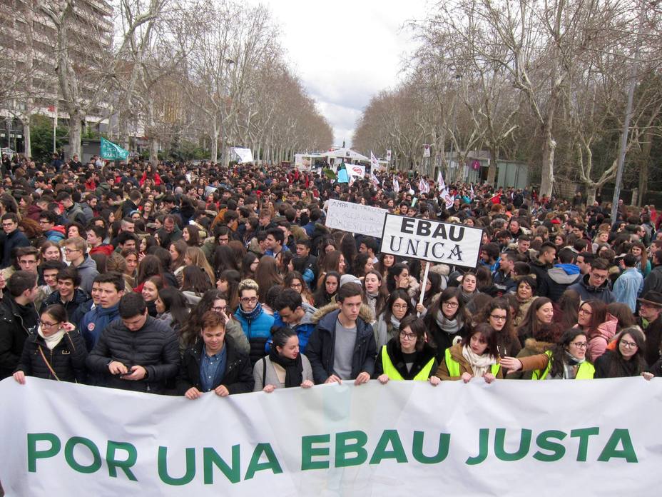Unas 2.500 personas se manifiestan en Valladolid para pedir una EBAU unica y justa