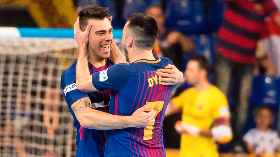 Sergio Lozano y Dyego celebran uno de los goles del Barcelona Lassa a Movistar Inter durante el cuarto partido por la final (@FCBfutbolsala)