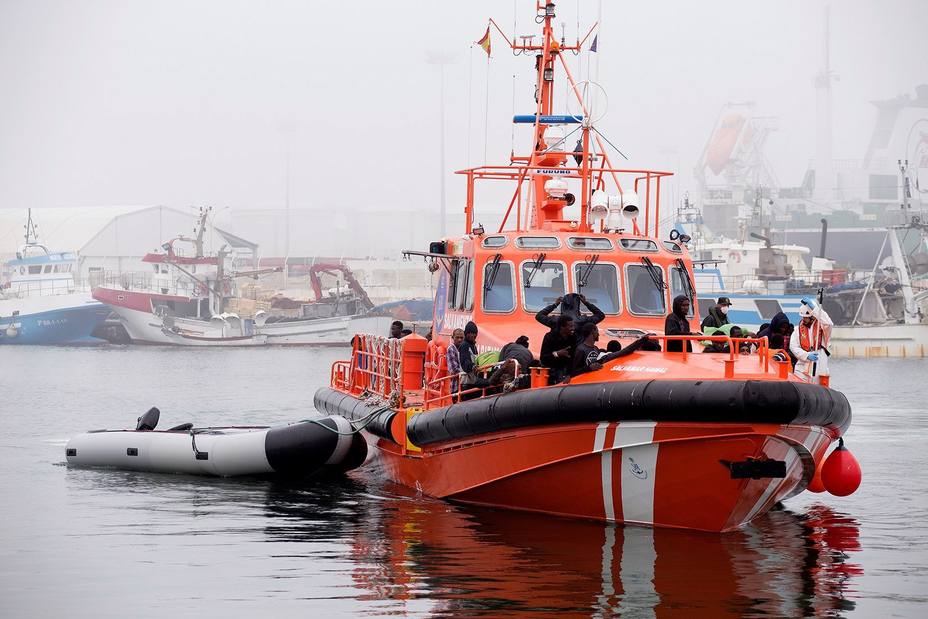 Trasladan a Motril (Granada) a 53 personas rescatadas a 26 millas de la costa